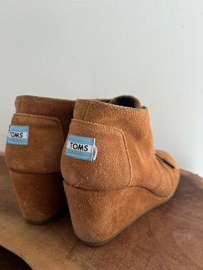 TOMS Boots Womens 8W Desert Wedge Ankle Bootie Brown Suede Lace Up Casual